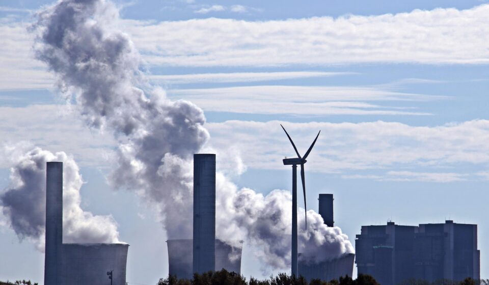 coal-fired power station, coal energy, wind edge, wind energy, energy production, energy, windmill, power generation, wind power, energy transition, electricity, environmentally friendly, environmental protection, environment, coal-fired power vs wind power, landscape, environmental pollution, chimney, industry, heaven, smog, air pollution, health, air, air pollution, air pollution, air pollution, air pollution, air pollution