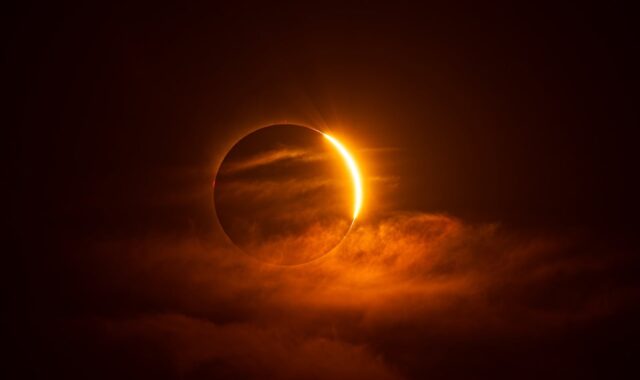 eclipse, total eclipse, solar corona, deep space, sun, moon, astronomy, space, celestial bodies, baily's beads, light and darkness, astronomical event, impressive, earth's atmosphere, captivating, nature, alien, fiery, red glow