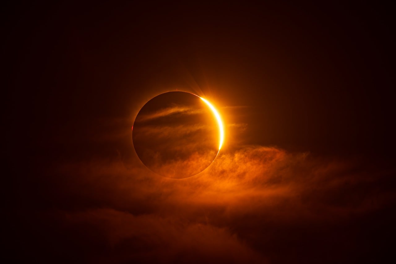 eclipse, total eclipse, solar corona, deep space, sun, moon, astronomy, space, celestial bodies, baily's beads, light and darkness, astronomical event, impressive, earth's atmosphere, captivating, nature, alien, fiery, red glow