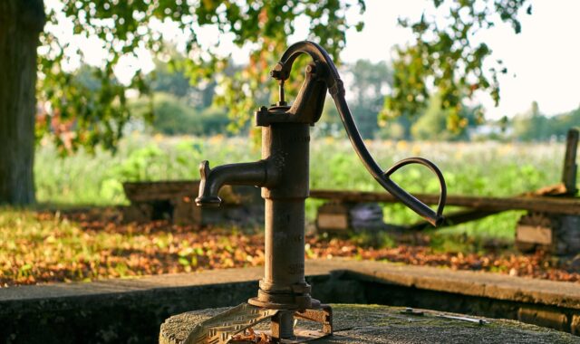 fountain, water, donor, pump, hand pump, manually, nature, discharge, water tap, old, water fountain, architecture, drink, fountain head