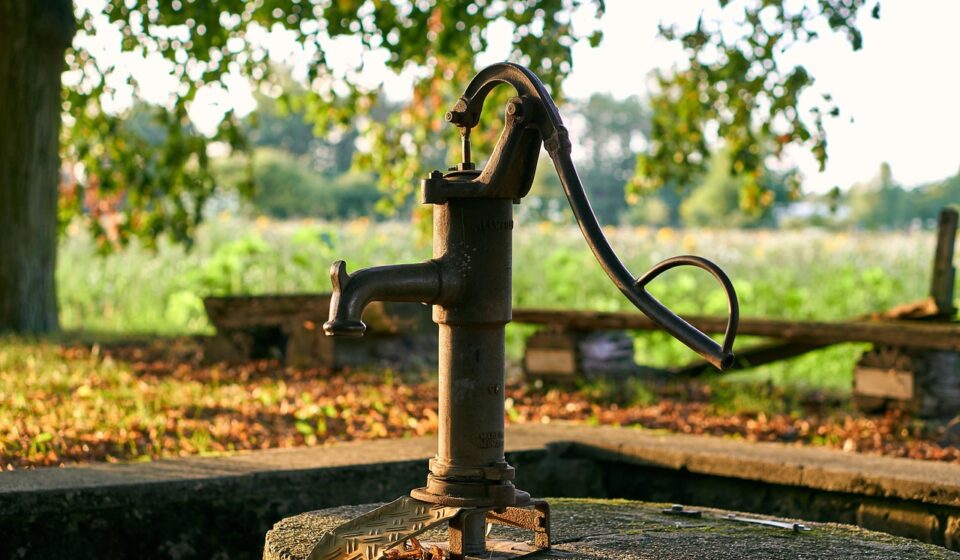 fountain, water, donor, pump, hand pump, manually, nature, discharge, water tap, old, water fountain, architecture, drink, fountain head
